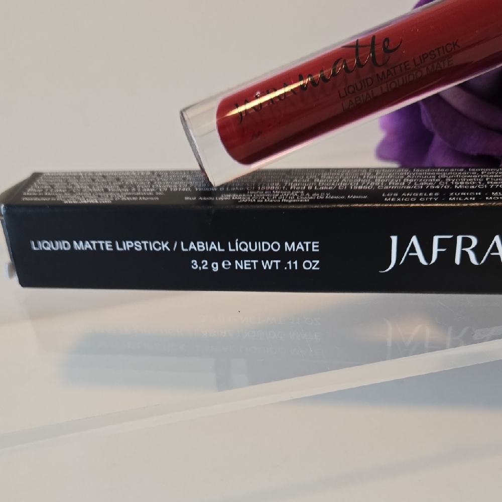 JAFRA Liquid Matte Long -wear Lipstick - Rich Red - Picture 3 of 4
